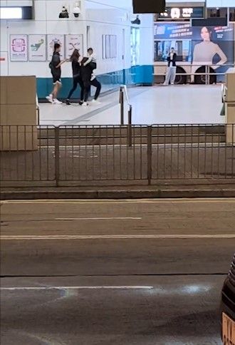屯門MMA｜暴躁妻港鐵站內手袋毆打抱子丈夫
