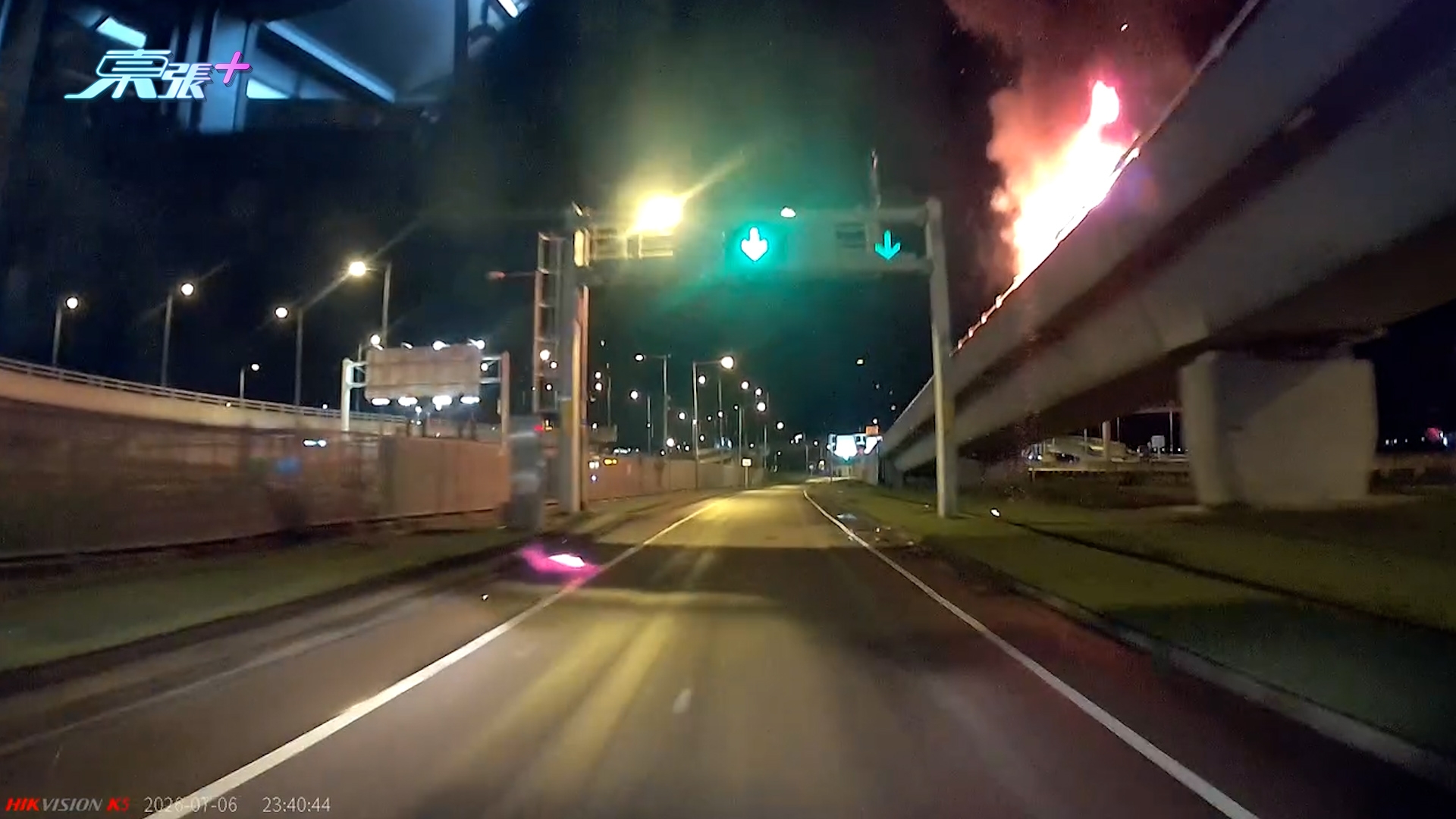 車Cam直擊｜港珠澳人工島的士爆炸一刻　火球「砰一聲」碎片從天橋掉落
