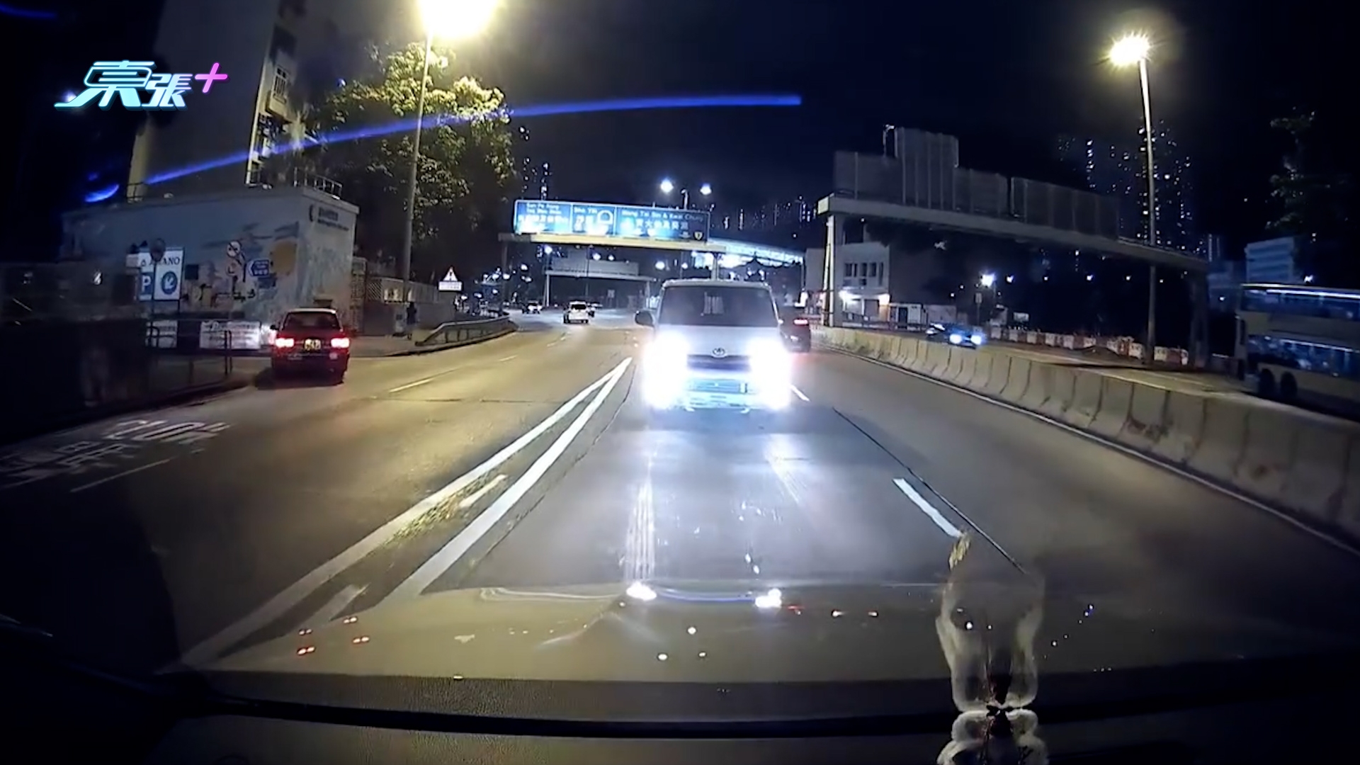 車Cam直擊｜龍翔道天橋「大懵司機」反方向逆線行車　片主：真係R爆頭 （FB＠Gary Chong／車cam L（香港群組））