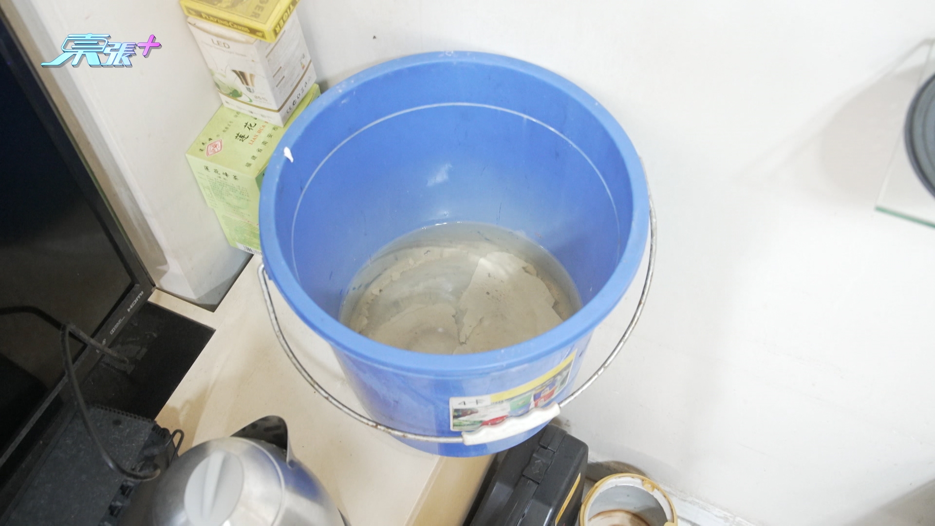 影片可見，洪先生單位的電錶箱已被水浸濕，專家提醒長期受潮可增加漏電風險，更指現時環境「唔適合住」，建議暫時搬離。