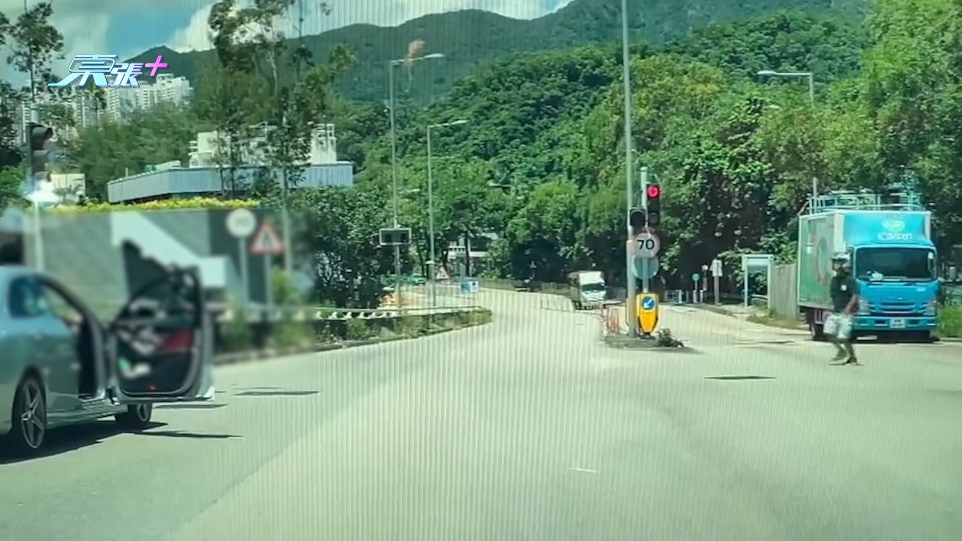 車Cam直擊｜大埔汀角路車禍　女司機炒車撞向電單車　鐵騎士秒被撞飛