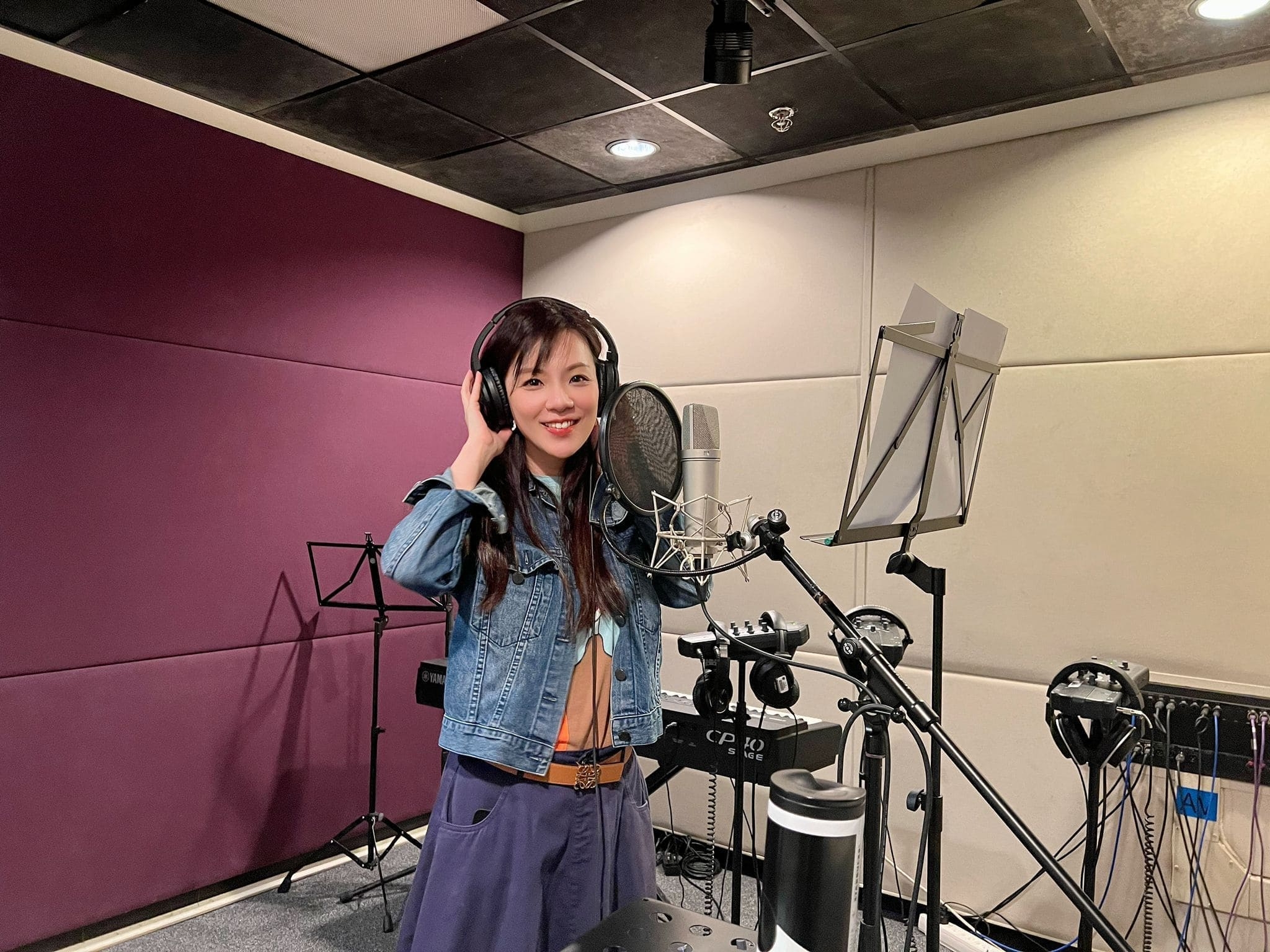 戚黛黛是2003年度香港小姐季軍，亦曾參加1998年全球華人新秀歌唱大賽決賽。