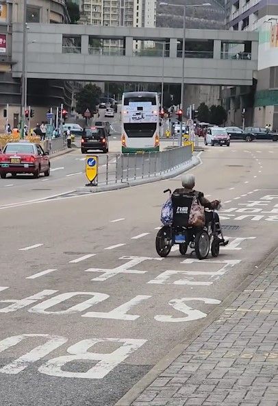 有片｜將軍澳老婦揸電動輪椅馬路逆線奔馳
