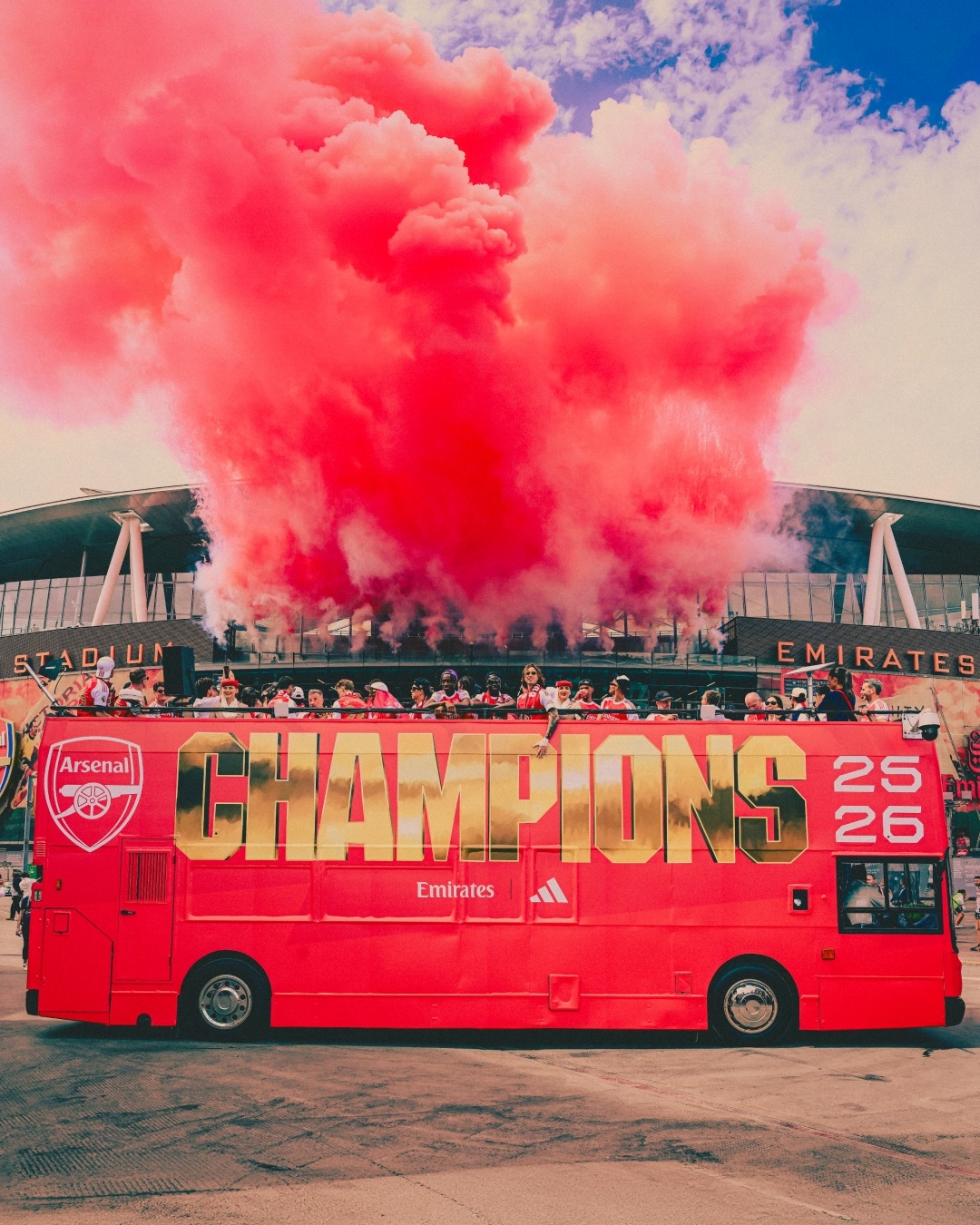 球隊成員乘坐開篷巴士離開酋長球場（Emirates Stadium），在北倫敦街頭進行全長約九公里的巡遊。（Facebook圖片／Arsenal）
