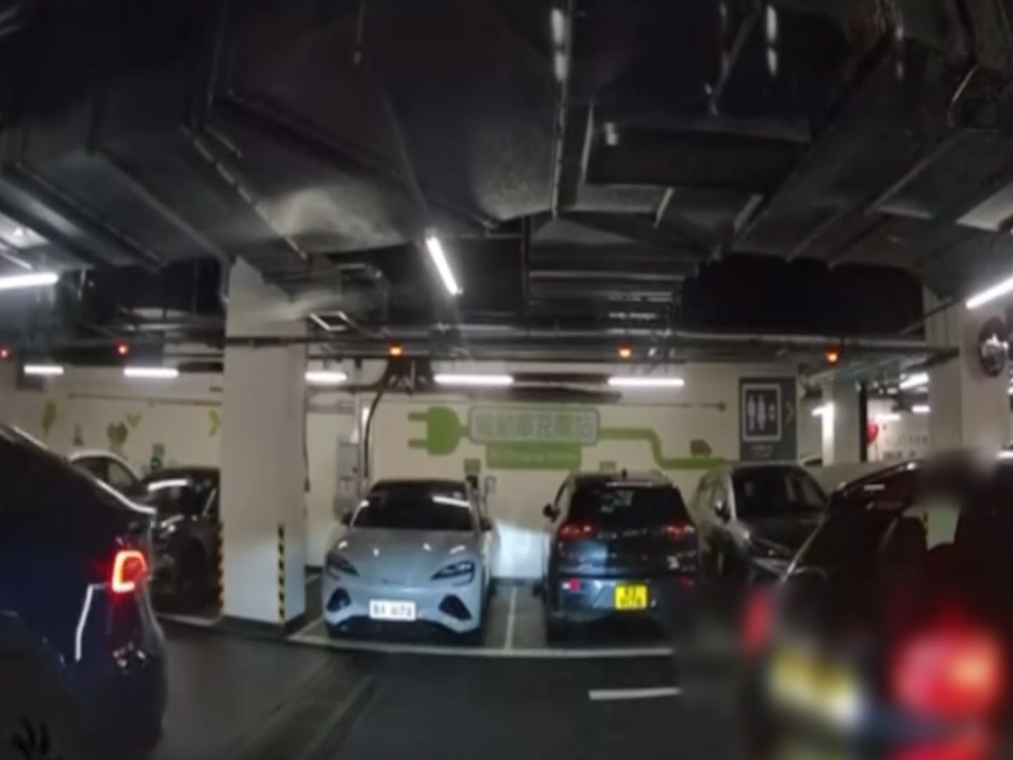 女司機停車場玩「碰碰車」連撞後車兩次