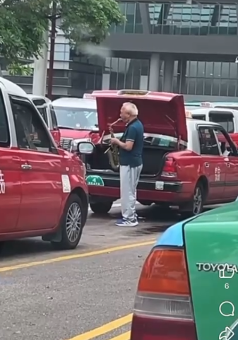 的士司機忙碌工作不忘調劑生活，的士站吹色士風獲稱讚浪漫。