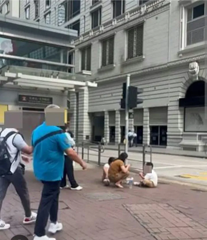 位於堅尼地城的咖啡店成了打卡地點，多名遊客前往拍照打卡，甚至一度走出馬路。