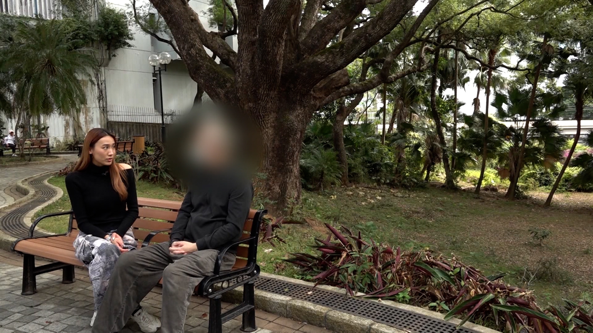 火災之後，林先生把母親接到深圳居住，他們每日都會往返深圳和香港，目的只是希望能夠得到父親的消息。