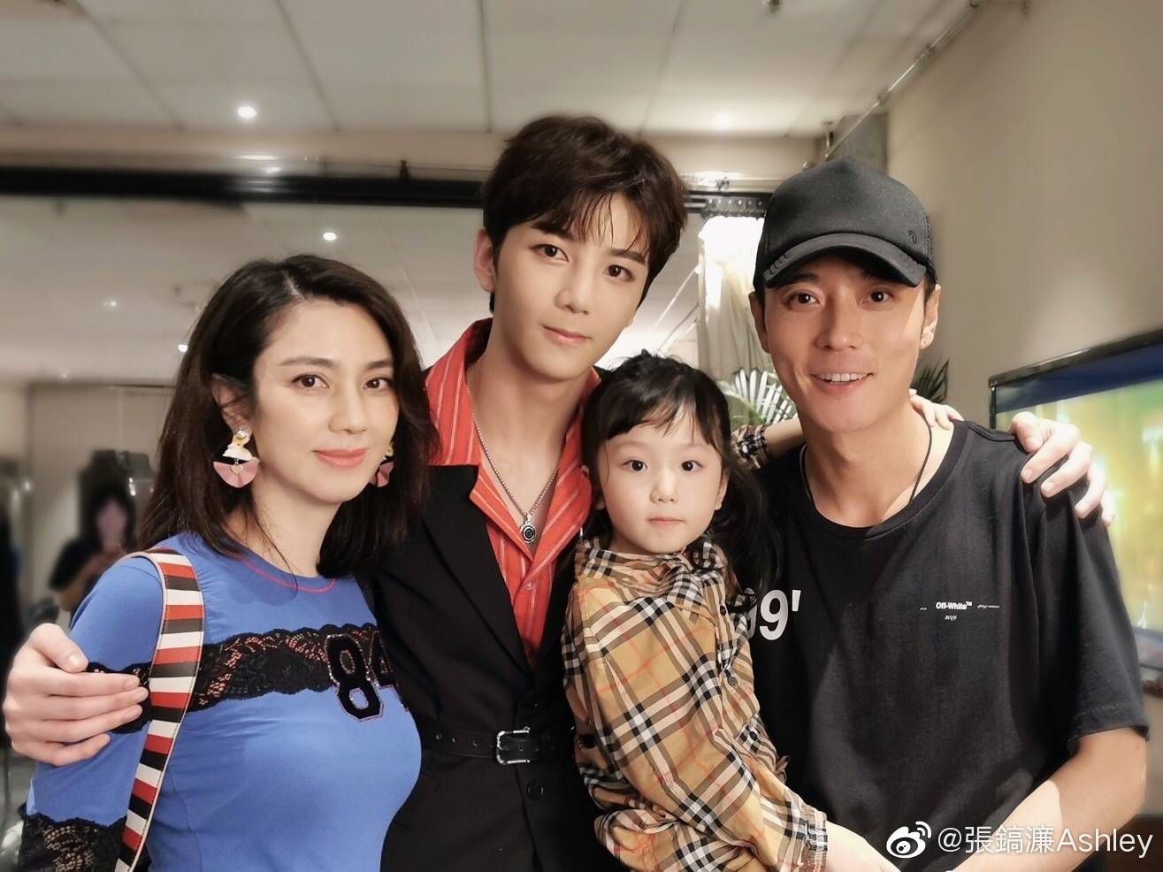 洪欣凌晨宣佈與張丹峰離婚，14年姐弟戀情斷，更自爆被瘋狂刪文。