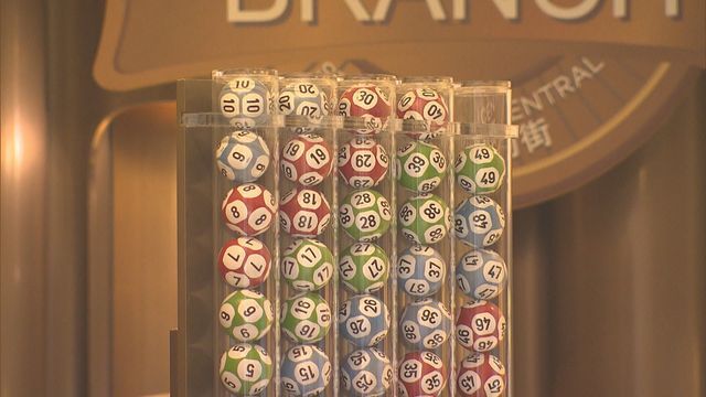 目前本港合法賭博有賽馬足球等