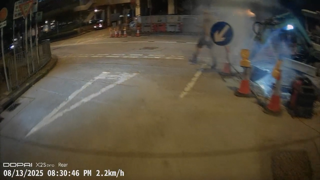 一名工人連忙走出工地，場面驚險。（Facebook影片截圖）