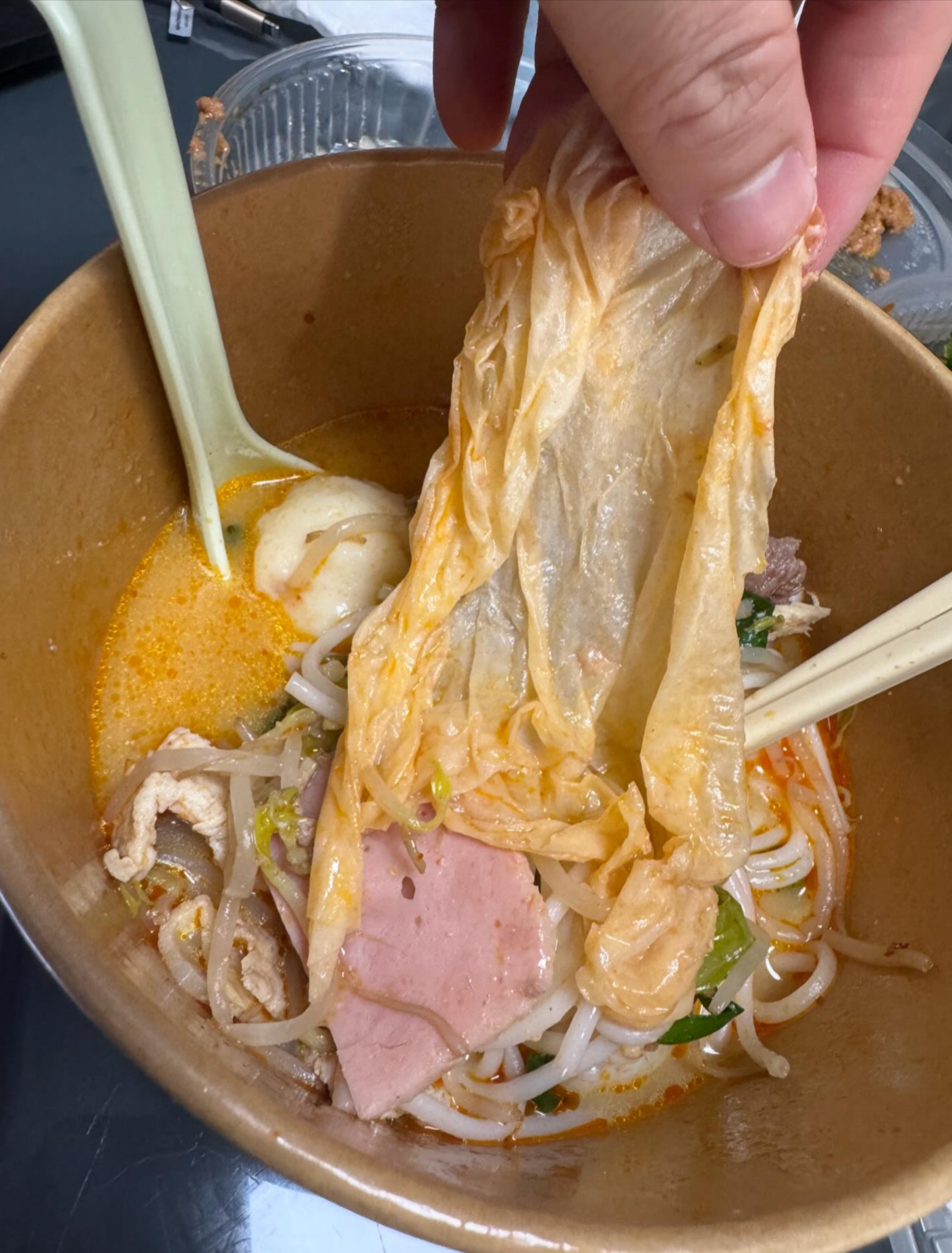 東張西望報料｜天水圍連鎖米線店「紙巾扮腐竹」　事主進食後才發現：勁恐怖