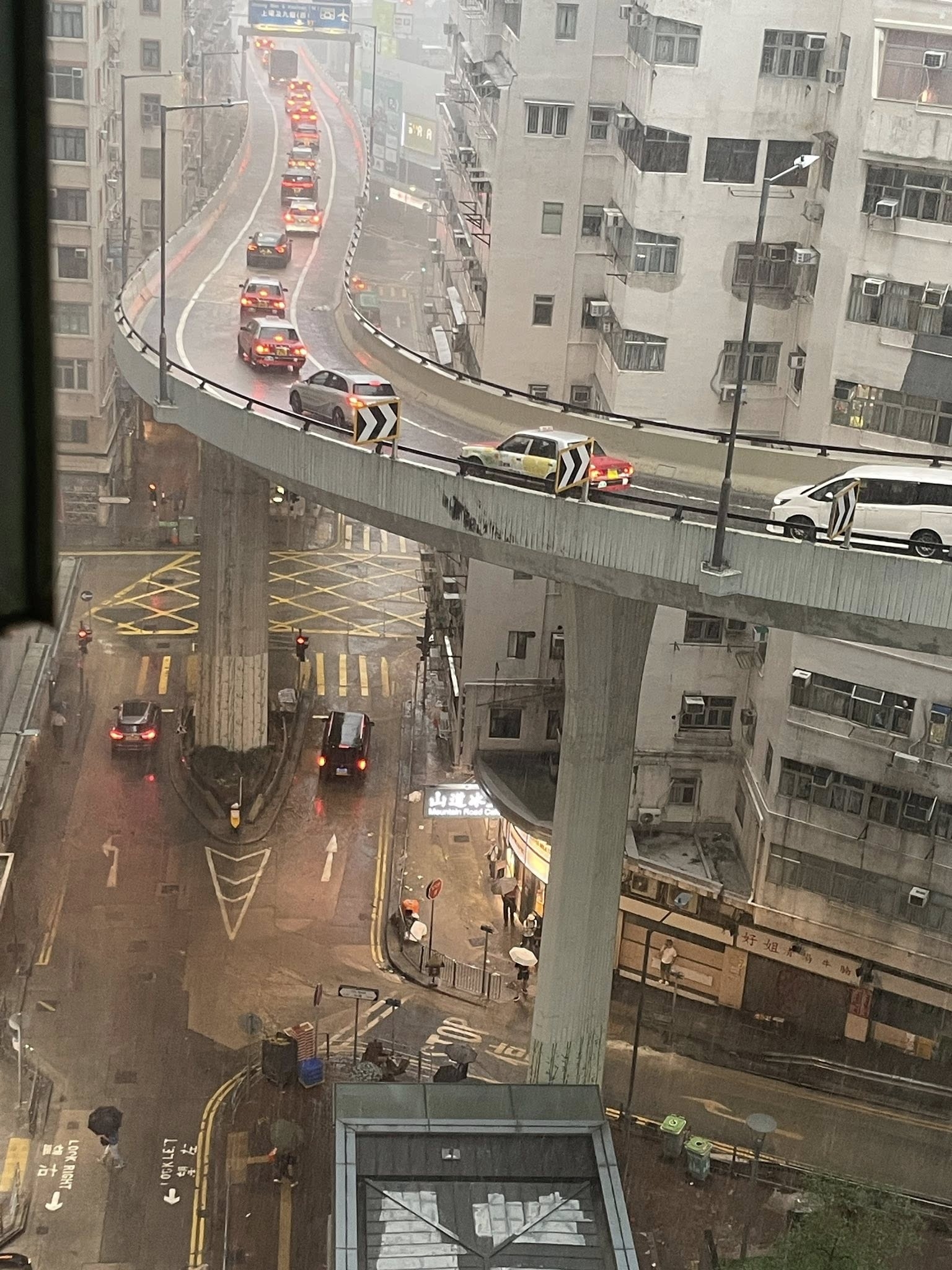 暴雨｜港島中西區再變澤國　山道天橋又水浸化為「激流」勁誇張