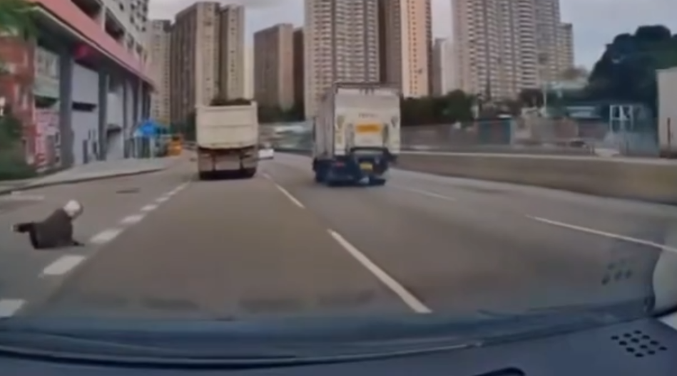 車Cam直擊｜泥頭車黃大仙與電單車起碰撞　鐵騎士飛出車外勁驚險
