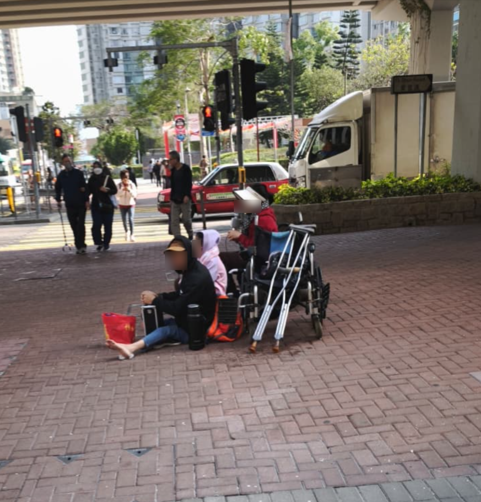 東張西望報料｜西灣河乞丐猖獗「全家」出動行乞 (觀眾顏先生提供)