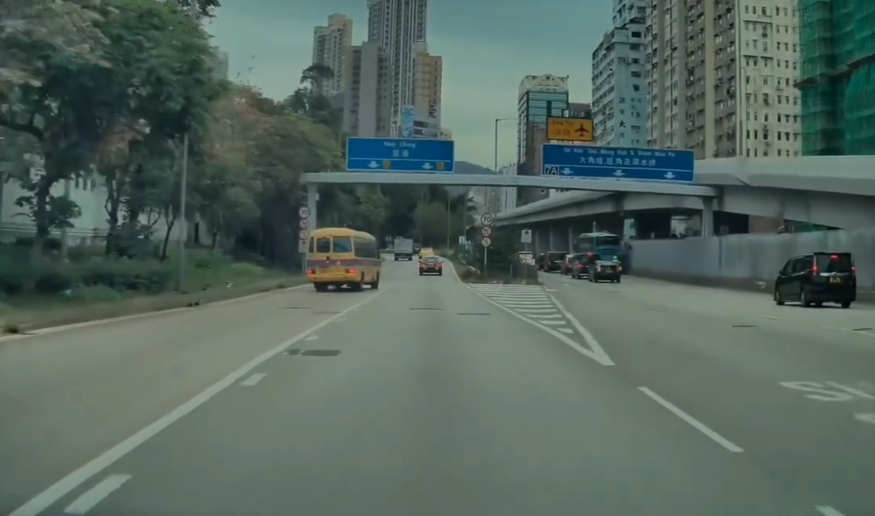 一輛校巴在行駛途中，從最左邊行車線突然切入右邊車道，動作幅度大且未見打燈，引起網民批評行為「極度危險」。