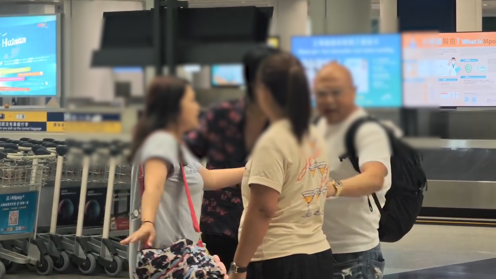 機場MMA｜護女父大戰四眼男　男子「手指指」爆粗鬧細路終爆衝突變碌地沙