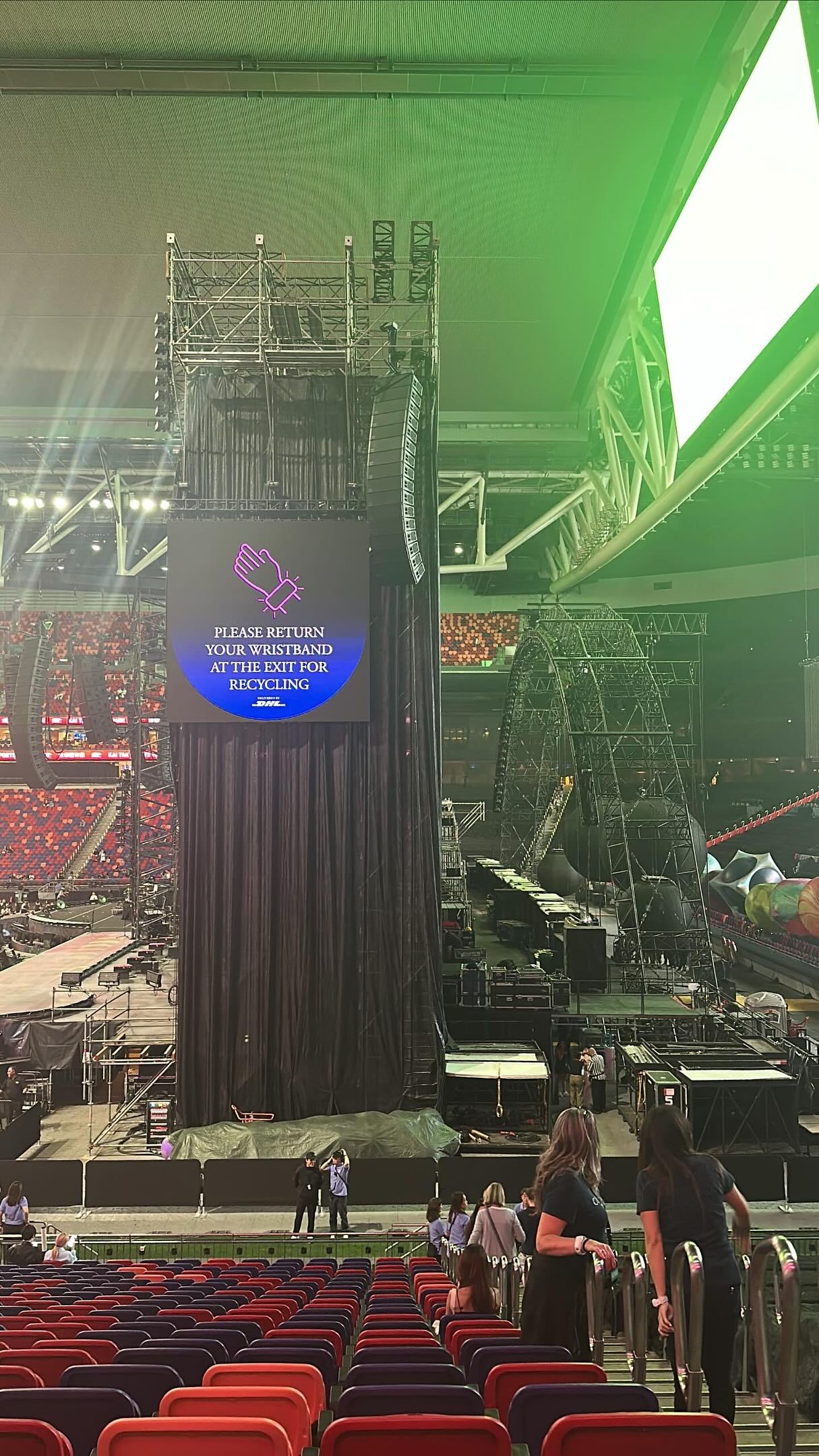 有入場觀眾在網上貼出照片，指自己坐到「視線受阻」位置。