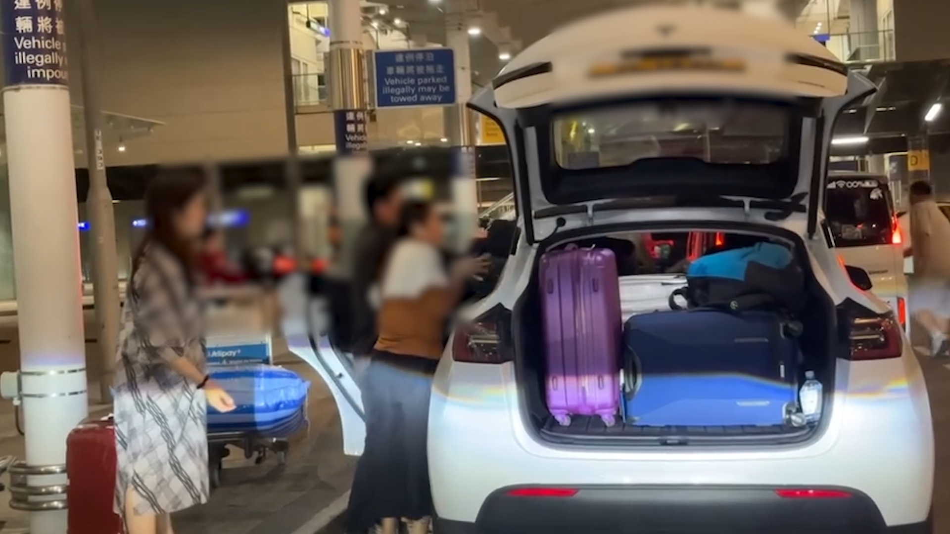 Tesla變「運貨車」塞爆車尾仲放埋後座　網民嘲：歡樂滿東華鬥放得多