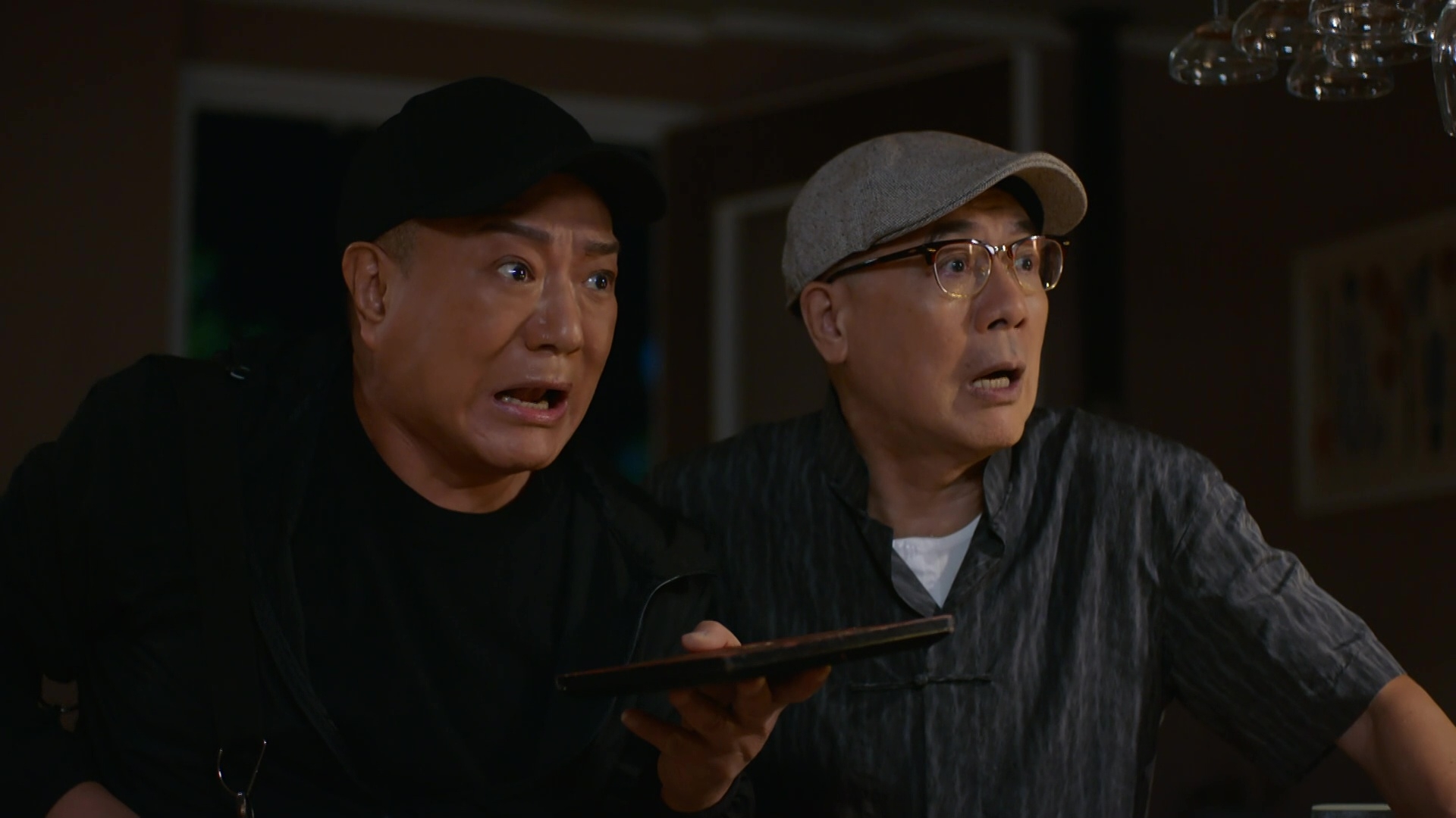 海哥擔心小菲亂用啲法寶會傷害到柳芳，搞到小菲都有啲委屈。