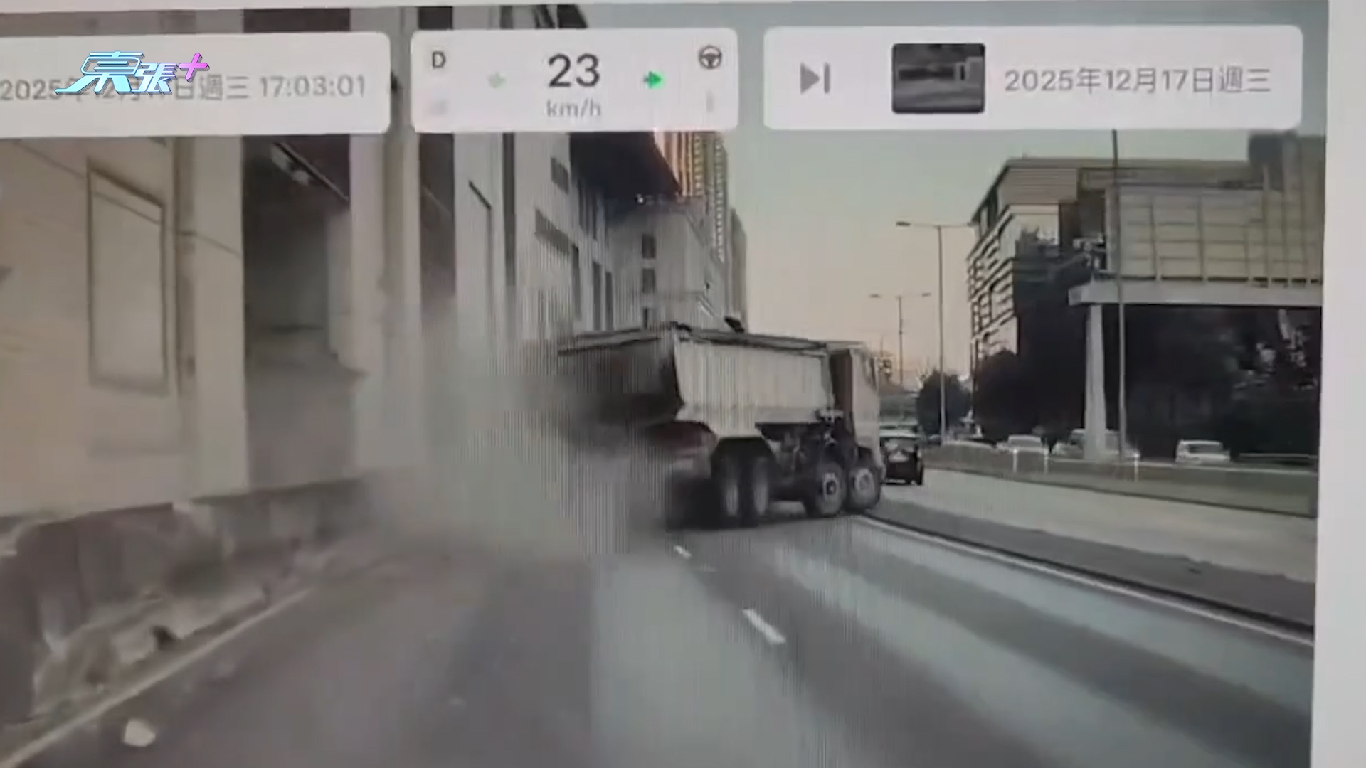 車Cam直擊｜泥頭車閃避鐵騎士玩「甩尾亂舞」　貨Van慘遭攔腰