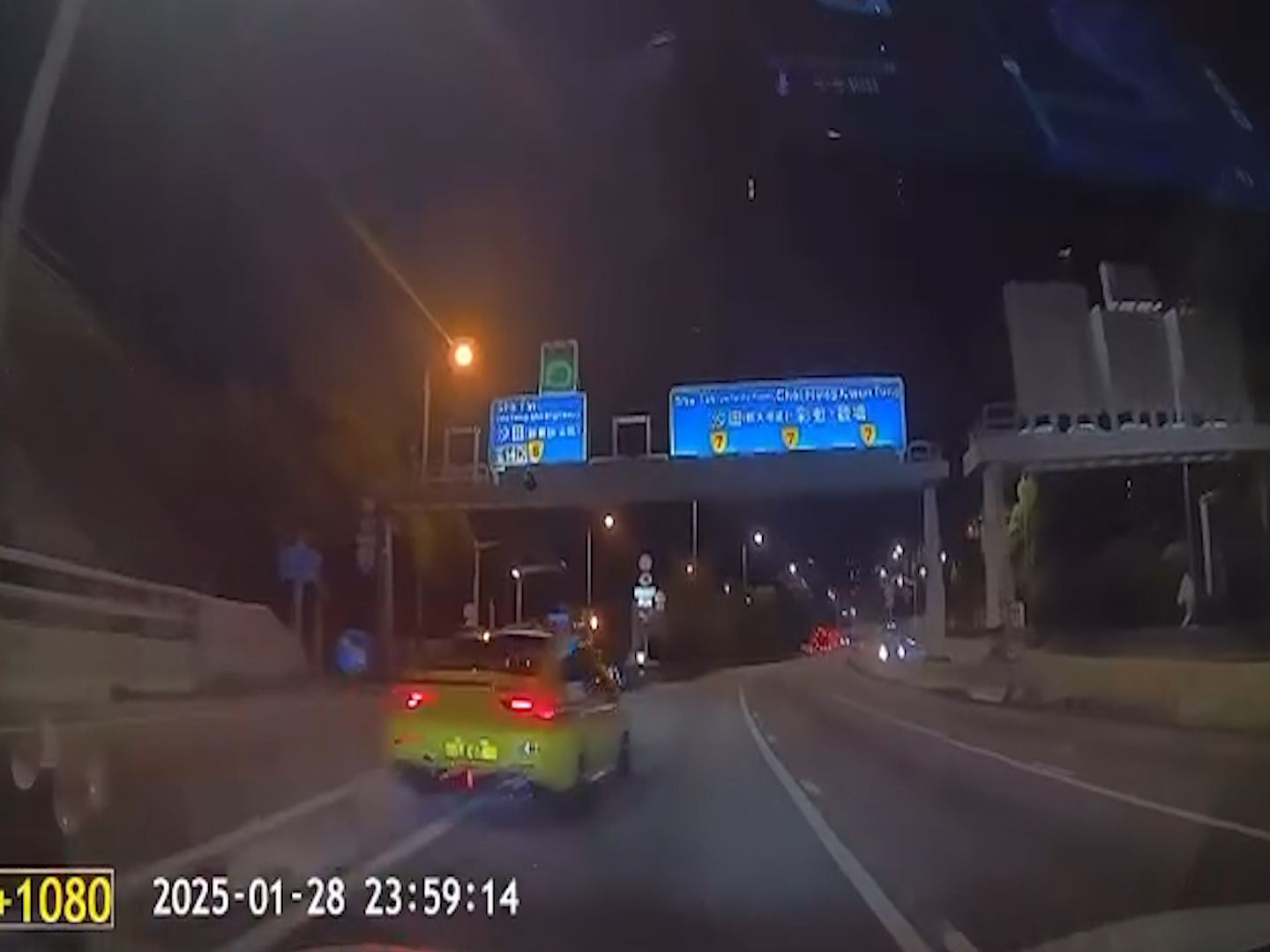 呈祥道私家車影線位切線失敗，鏟石壆再連打關斗四輪朝天