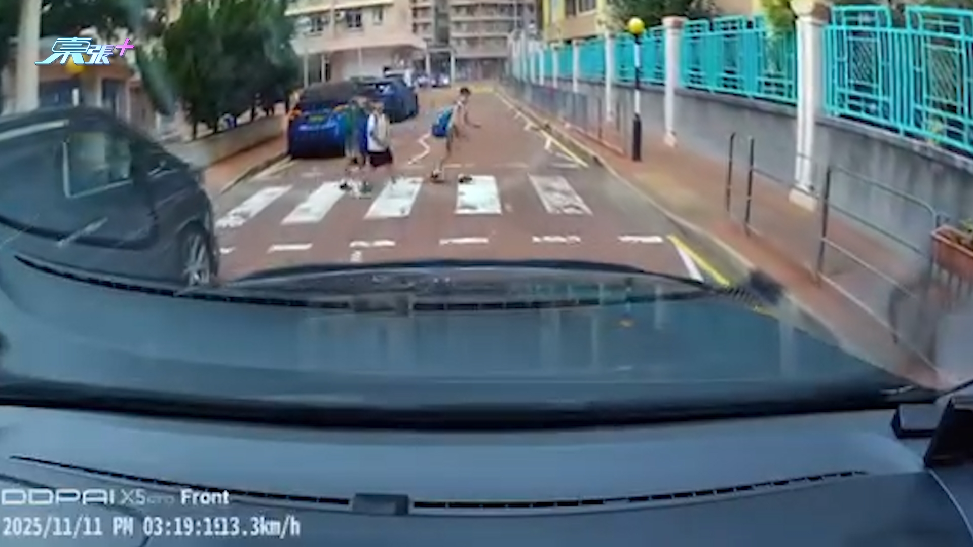 車Cam直擊｜小學生過斑馬線後「鞠躬多謝」　司機大讚：值得表揚