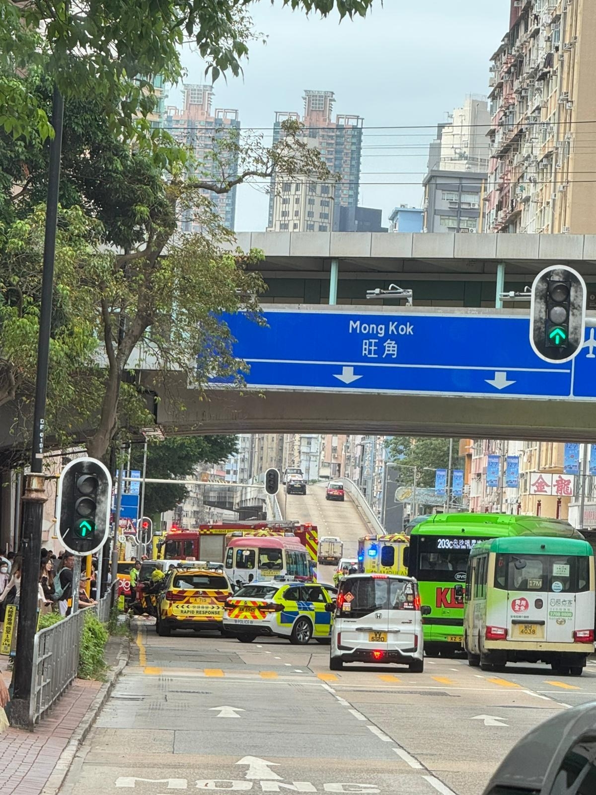 一輛的士在旺角新世紀廣場（MOKO）的車輛出入口處，與另一輛的士和紅頂小巴連環相撞，造成至少五人受傷。（Facebook圖片／車cam L（香港群組）／ChunHang Li）