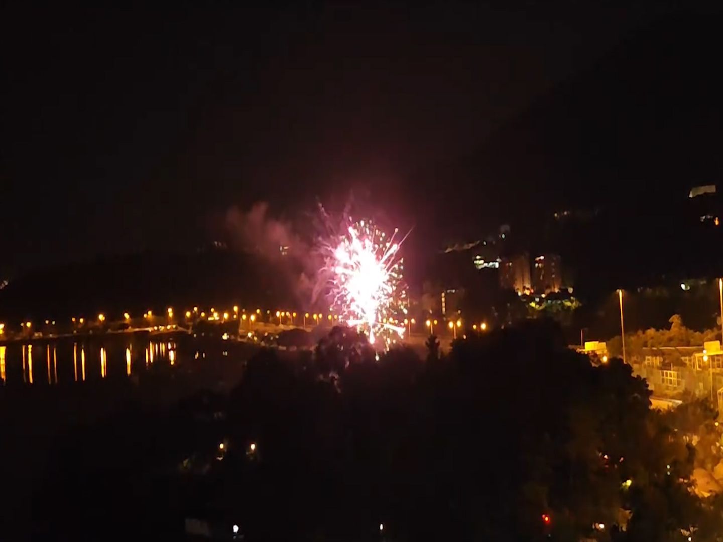 吐露港現「民間煙花匯演」賀蛇年