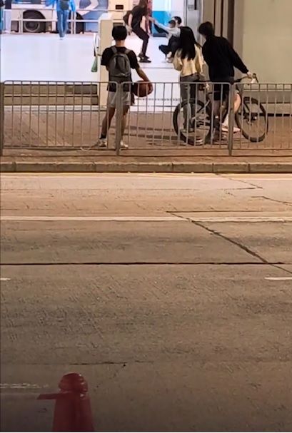 屯門MMA｜暴躁妻港鐵站內手袋毆打抱子丈夫