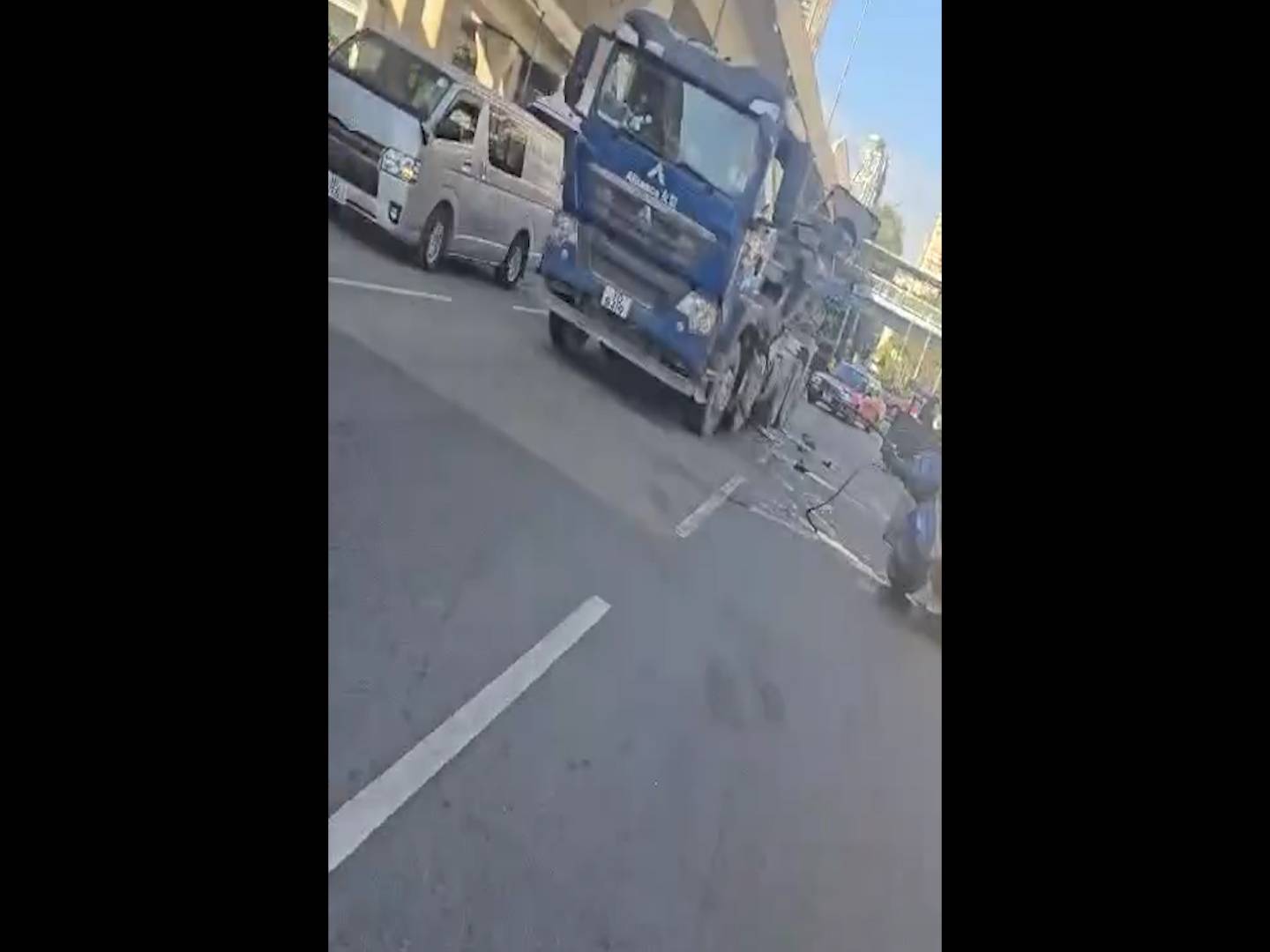 油麻地田螺車車斗甩脫卡馬路