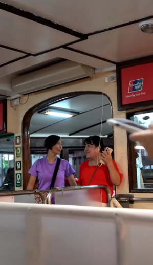 大媽天星小輪拉線插船頂「偷電」煲電話粥　畫面曝光惹網民熱議