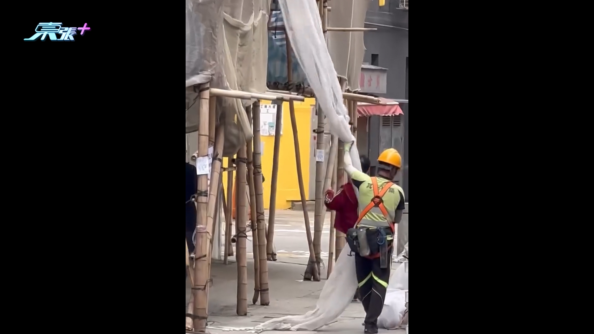 建築工人樓宇外「擔煙仔」收棚網勁Chill　網民：驚都未驚過
