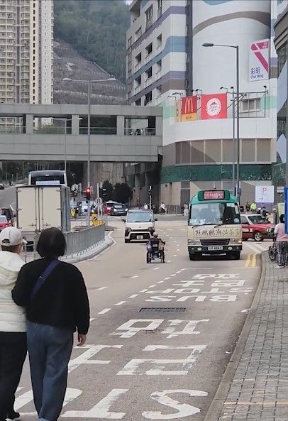 有片｜將軍澳老婦揸電動輪椅馬路逆線奔馳