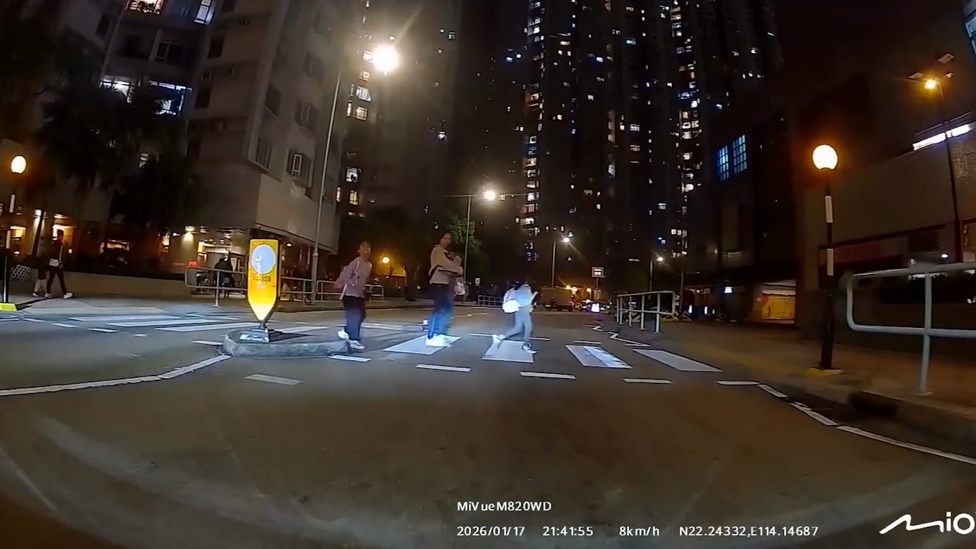 車Cam直擊｜細路過斑馬線「鞠躬多謝」再揮手　司機讚有愛：終於遇到