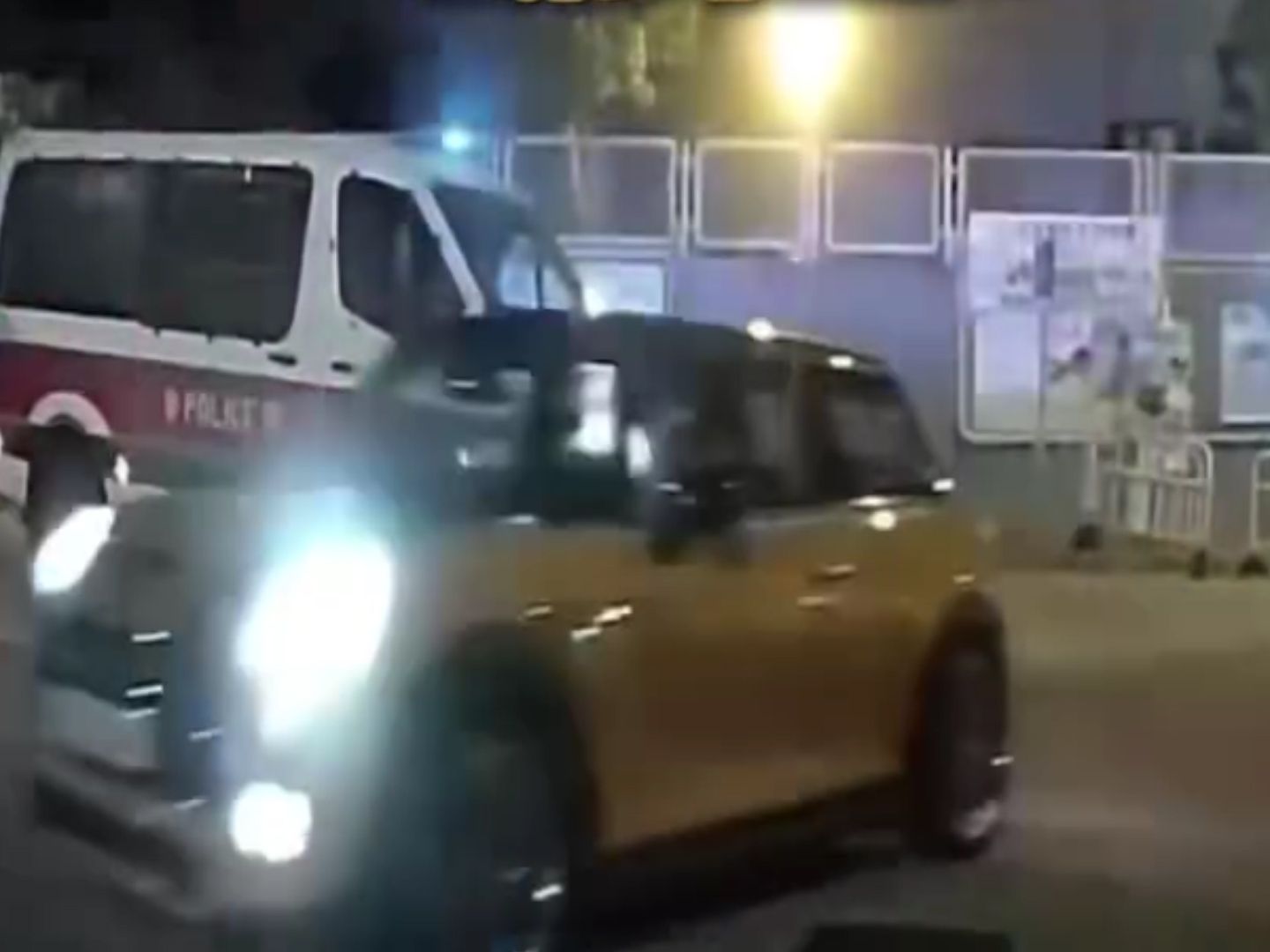 私家車讓線無停車兼閘警車遭斷正