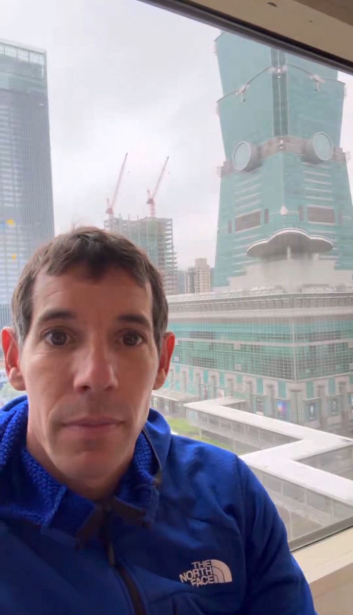 美國攀岩傳奇霍諾德（Alex Honnold）周日（1月25日）「徒手攀登」高達508米的台北101大樓，歷時1小時31分完成壯舉。（X影片截圖／Alex Honnold）