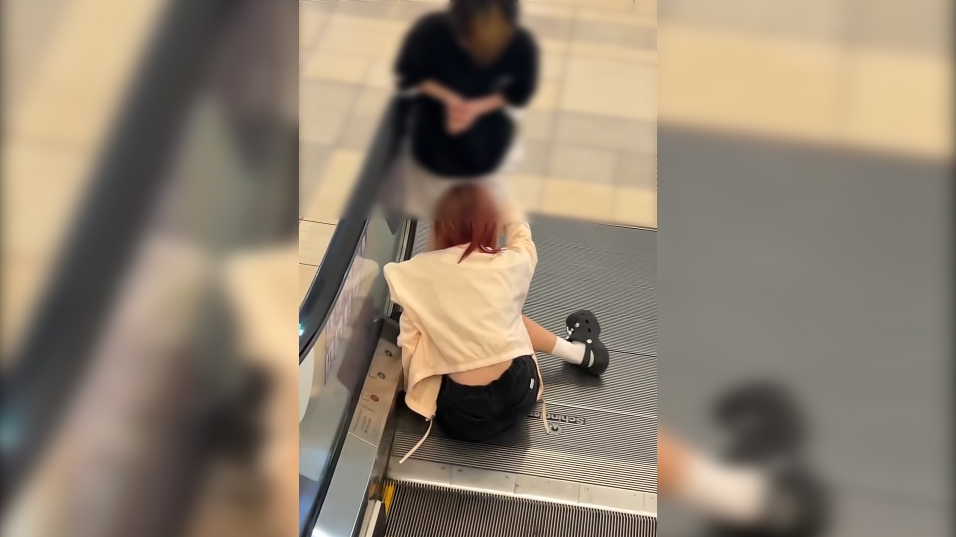 屯門少女坐商場電梯失平衡「原地瞓覺」　網民質疑：吸咗「太空油」 (Threads@itsqiqikeikei)