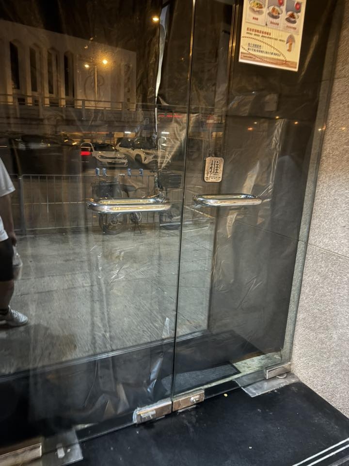 老鼠樂園｜網民發現餐廳用膠袋封門