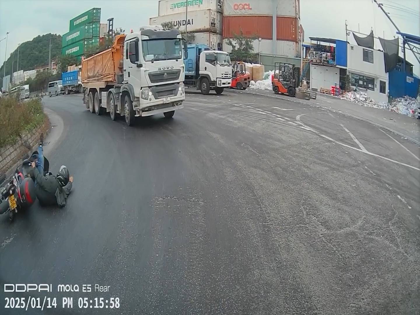 葵青鐵騎士路面跣親險被泥頭車輾過