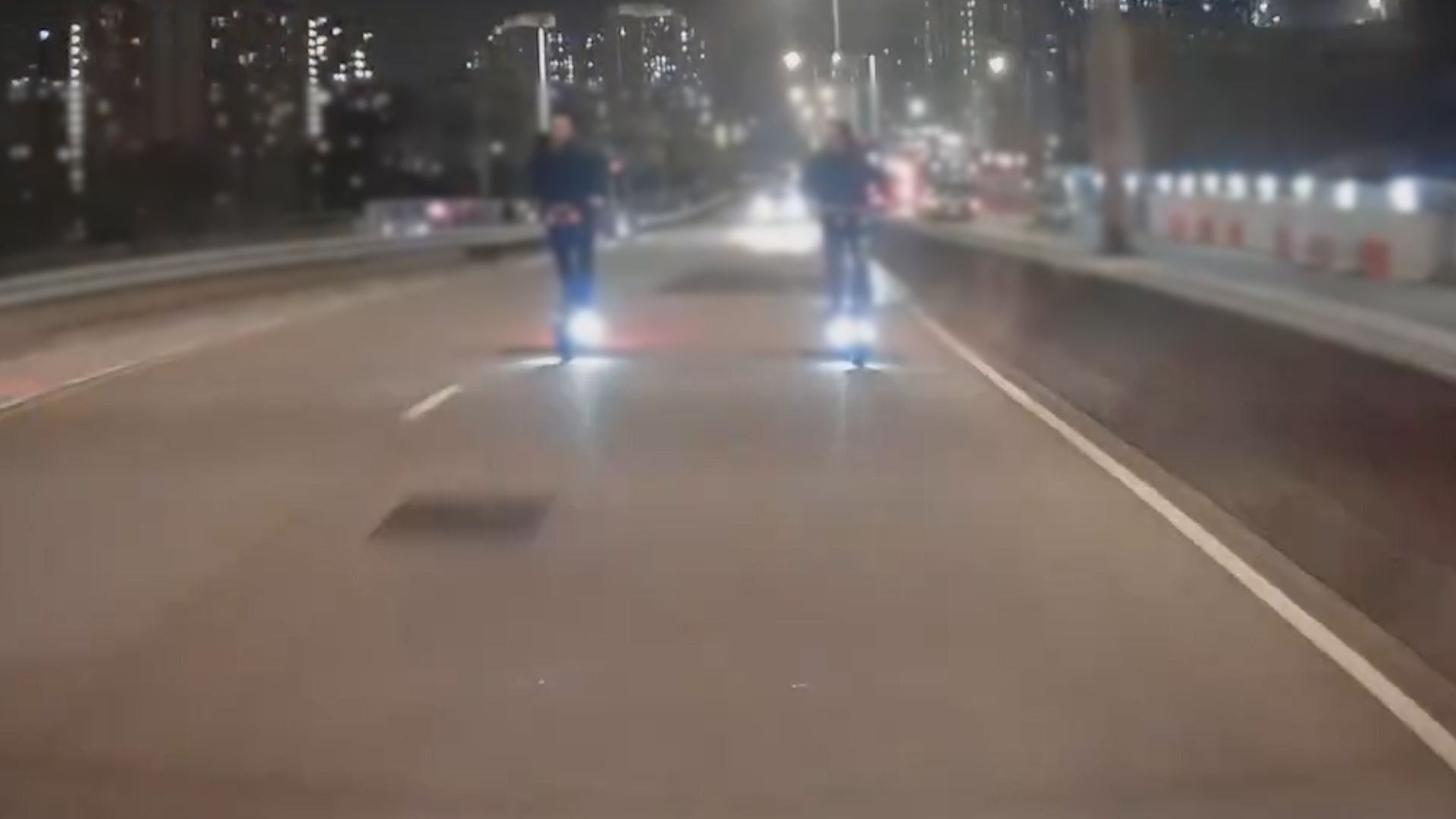 5人踩電動滑板車行馬路上飛鵝山