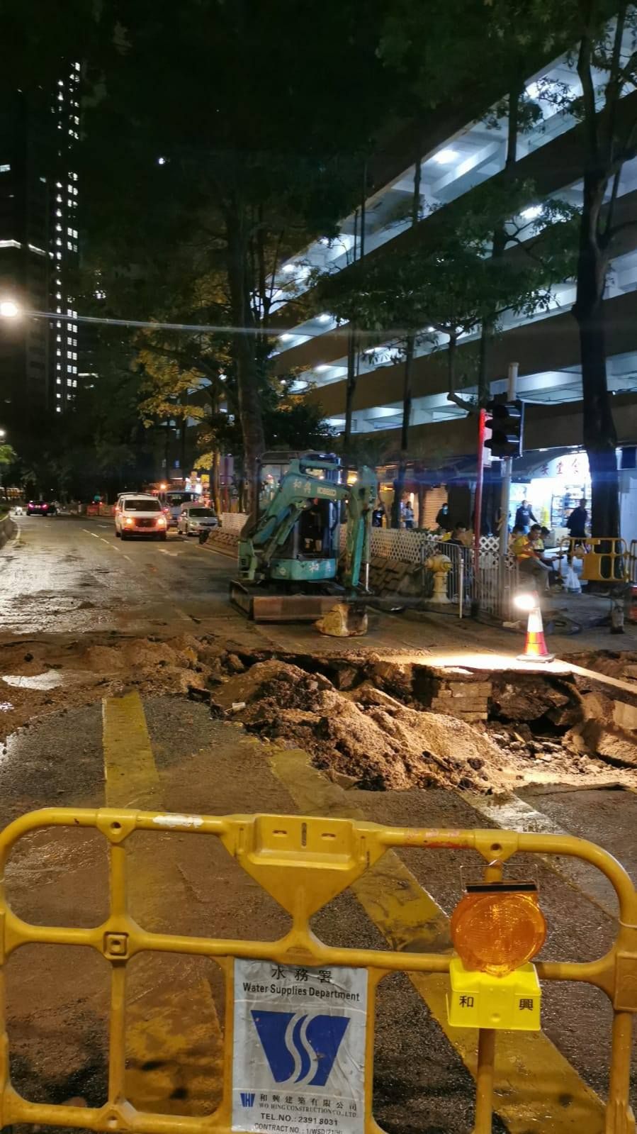 小西灣道爆鹹水管。(FB@植潔鈴 Elaine Chik)