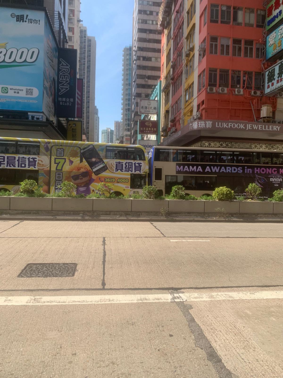 今日（11月26日）中午12時許，在旺角彌敦道601號近創興廣場對出，三輛巴士連環相撞。（Facebook圖片／車cam L（香港群組）／Bosco Chu）