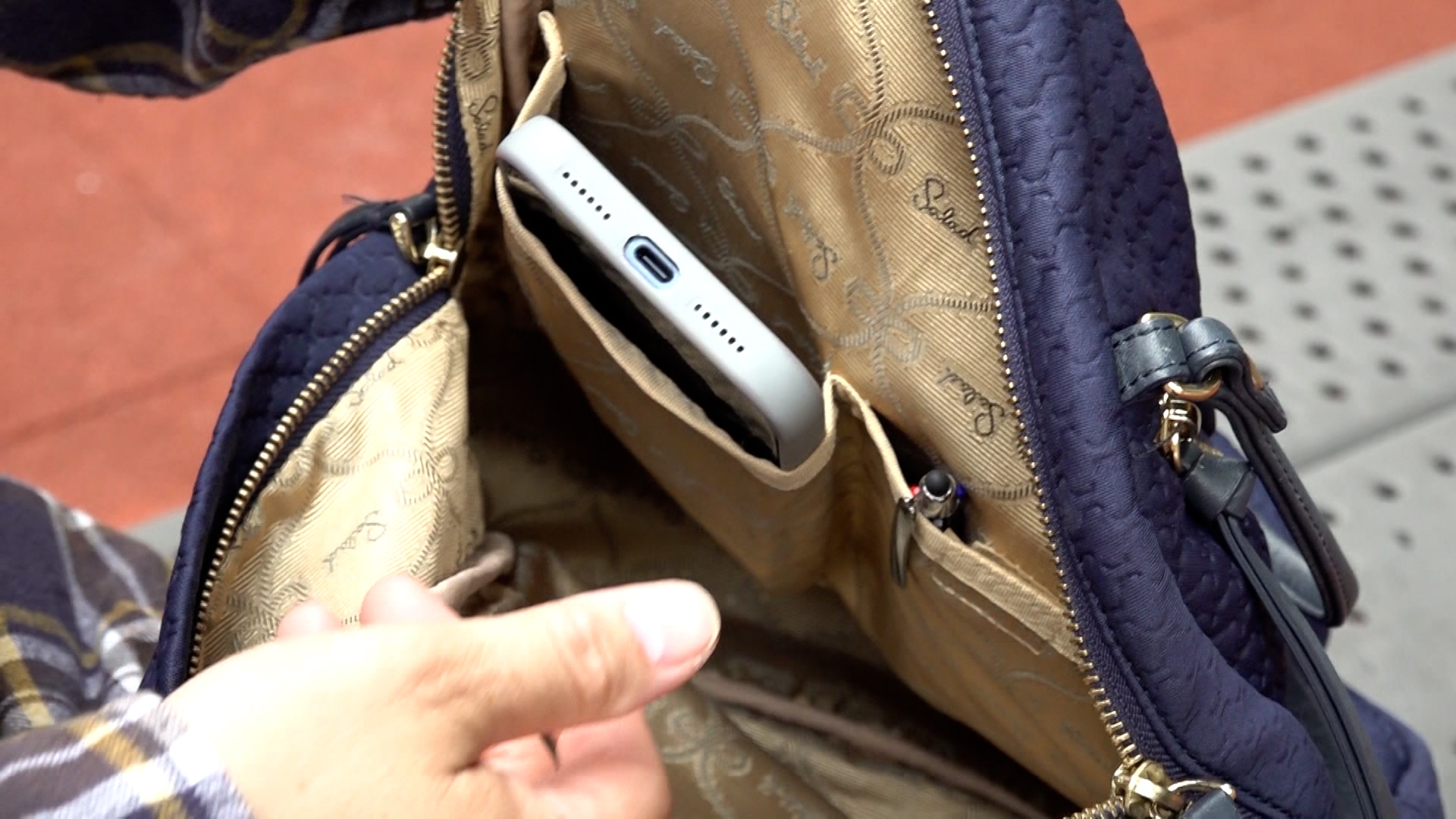 事發時，阿Nick媽媽在美孚站乘搭港鐵到荃灣，她背著一個手袋，並將手機放在袋內。