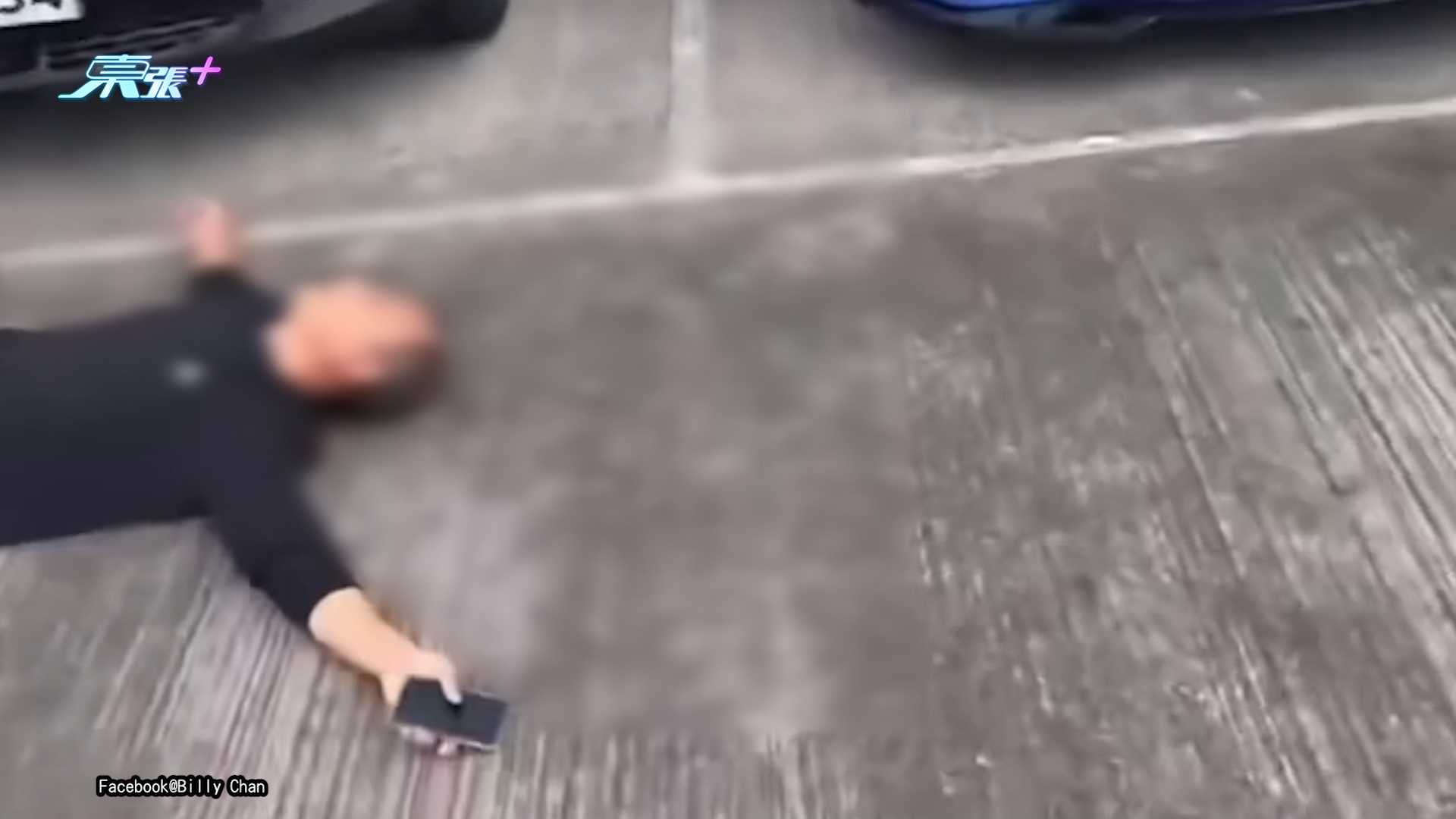 車Cam直擊｜疑爭泊位不果　男子怒罵私家車主仲扮碰瓷：演技滿分 (Facebook@Billy Chan)
