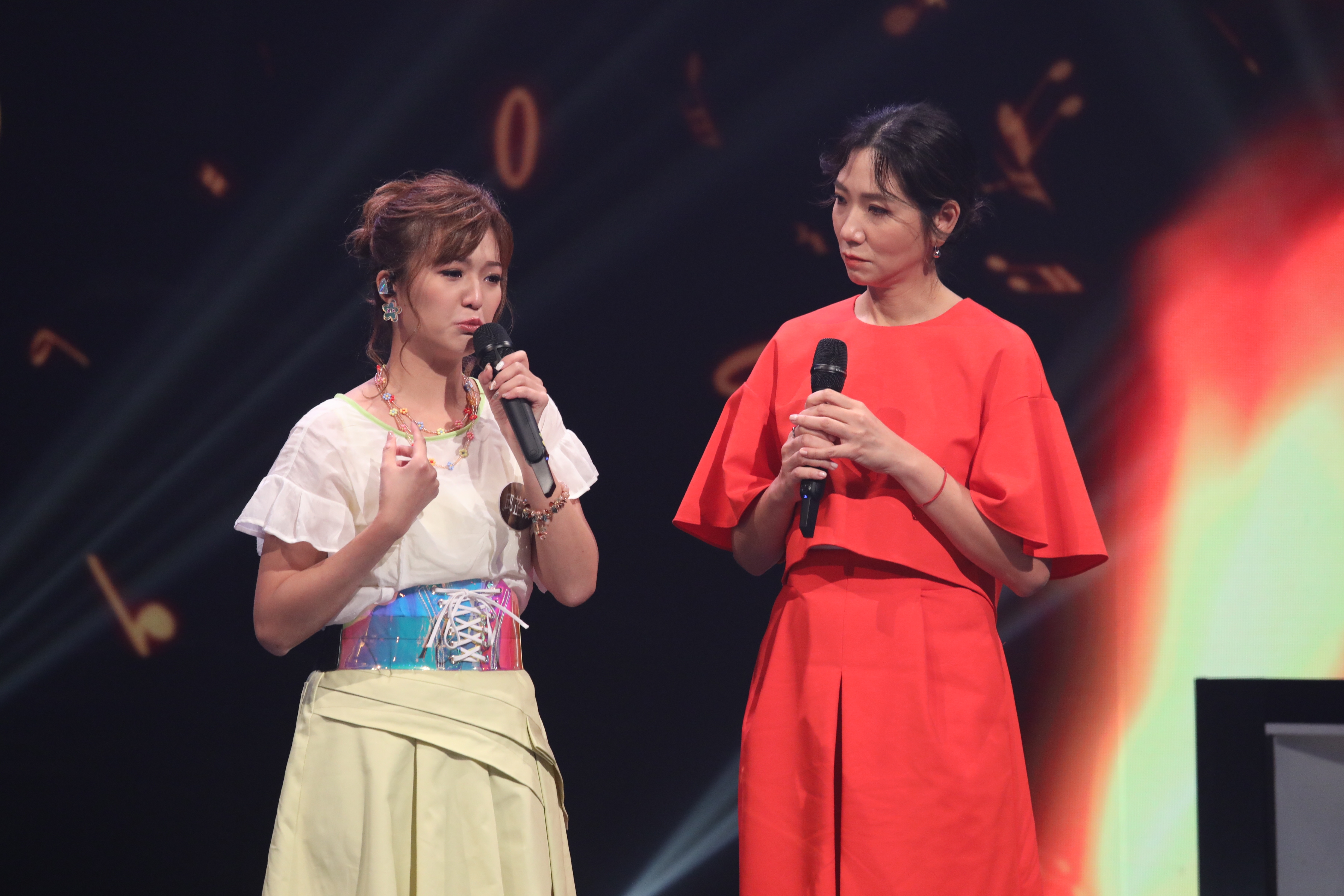 「賈名媛」邱芷微獻唱《可惜我是水瓶座》，講自己嘅經歷，忍唔住爆喊。