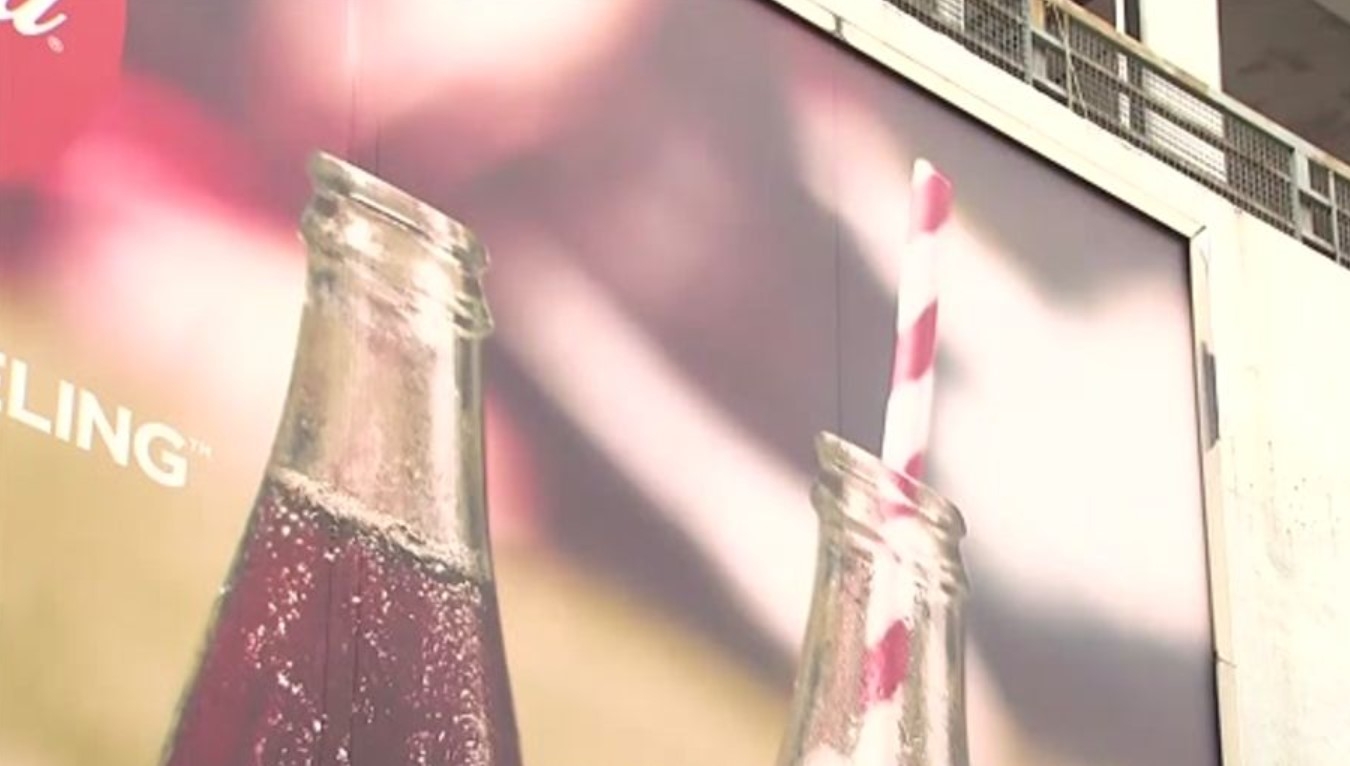 尿液汽水｜63歲男涉將含尿加系可樂七喜放超市貨架　涉旺角灣仔深水埗區