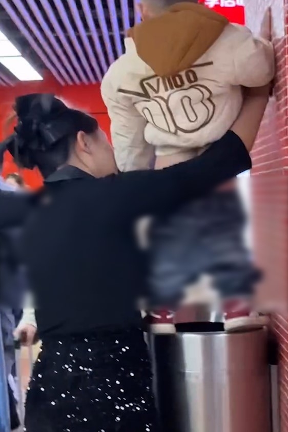 旺角港鐵站小童化身「Lion King」垃圾桶小便　網民鬧爆：極度自私