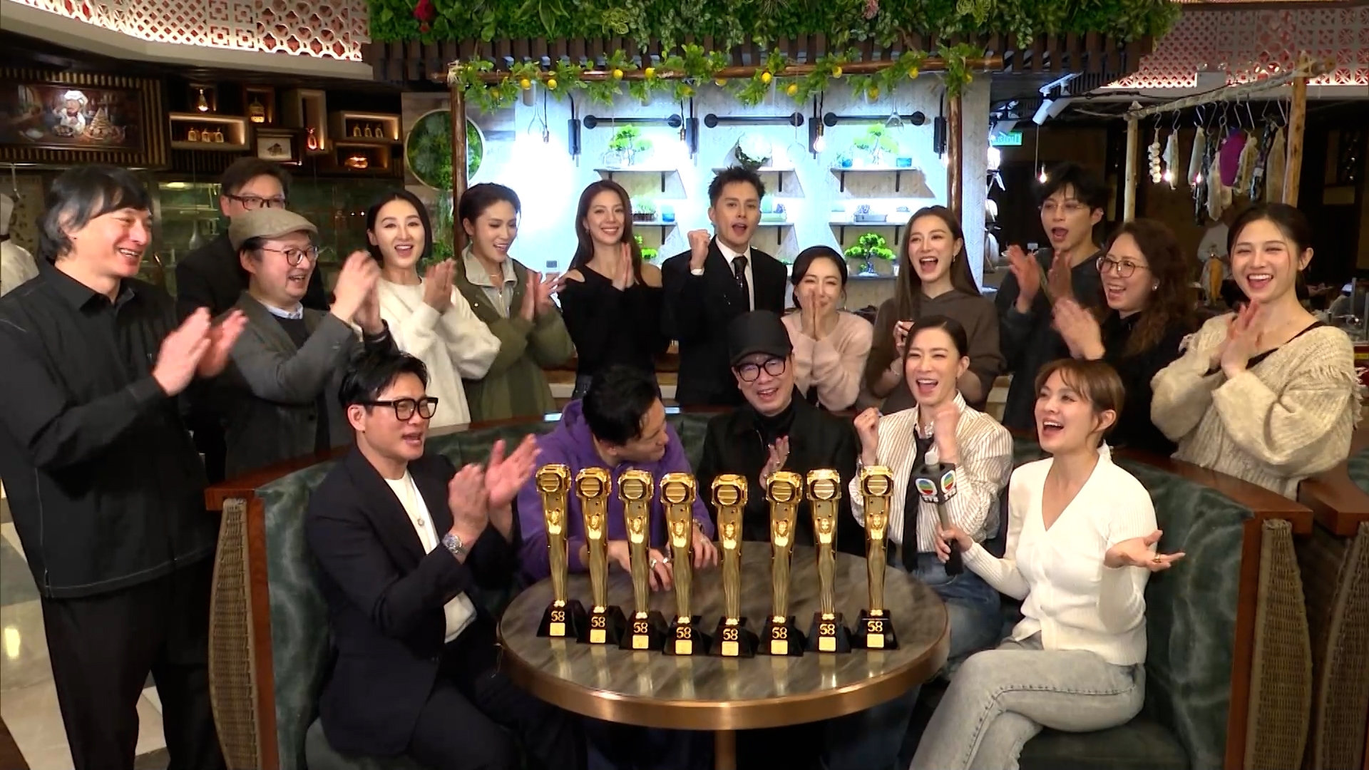 《新聞女王2》在《萬千星輝頒獎典禮2025》獲11個獎項，劇中台前幕後人員分享獲獎感受。 