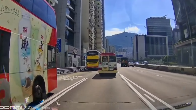 車Cam直擊｜新蒲崗馬路版「碰碰車」　貨車切線撞高速Tesla變自相殘殺